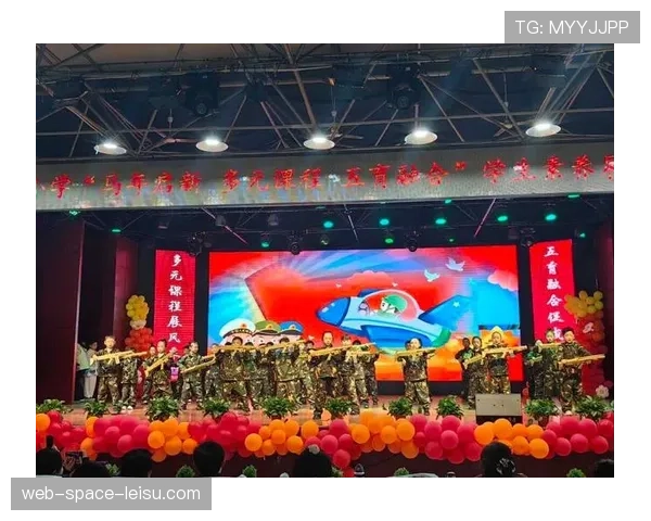 特写:中场休息时,小球迷在中圈投篮命中赢得一年学费 特写:中场休息时,小球迷在中圈投篮命中赢得一年学费